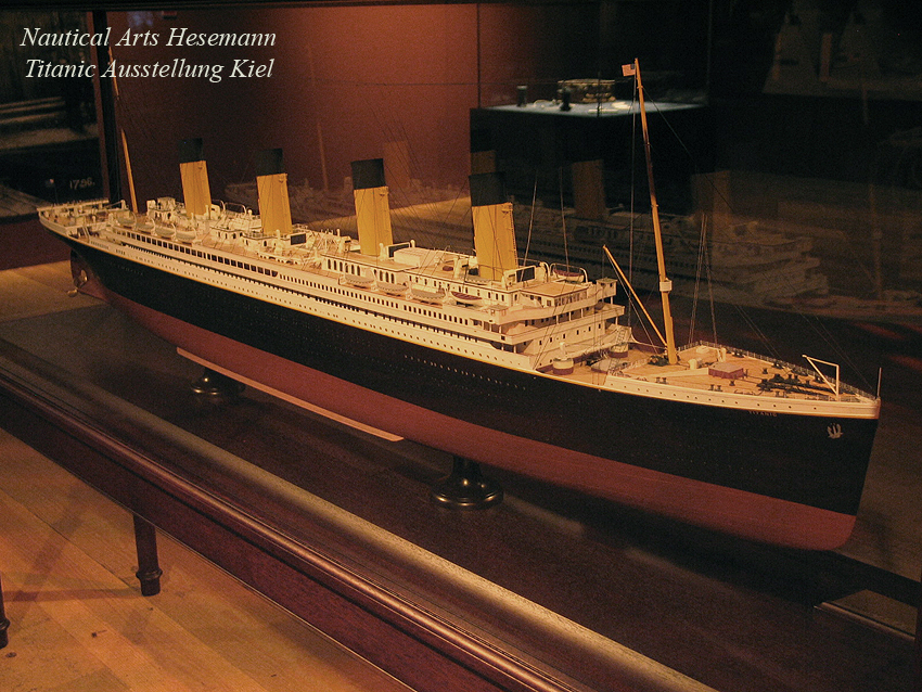 Detailgetreues Modell der RMS Titanic in der Vitrine