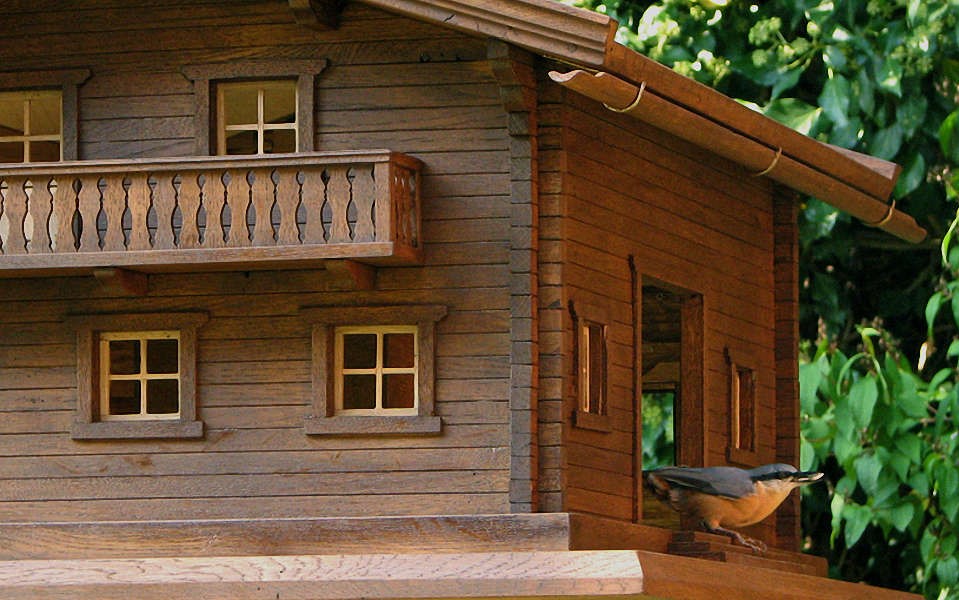 Handgefertigtes Vogelhaus von Hesemann im Garten